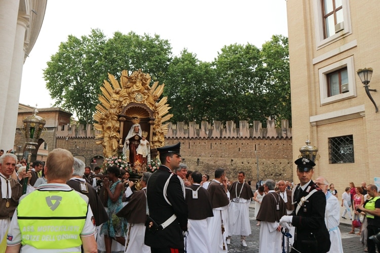 mary-procession-vatican