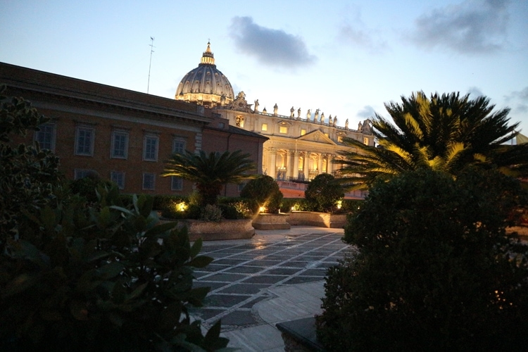Residenza Paolo VI hotel terrace at night