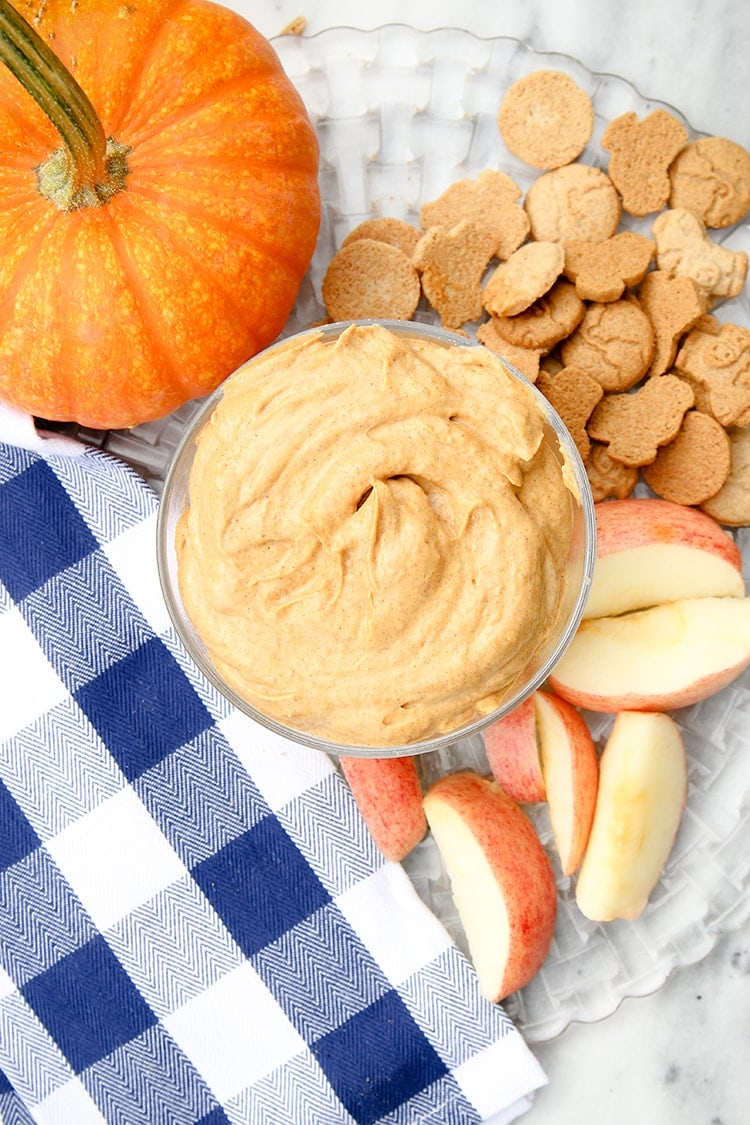 Easy and delicious pumpkin cheesecake dip recipe! Pairs perfectly with grahams or apples!