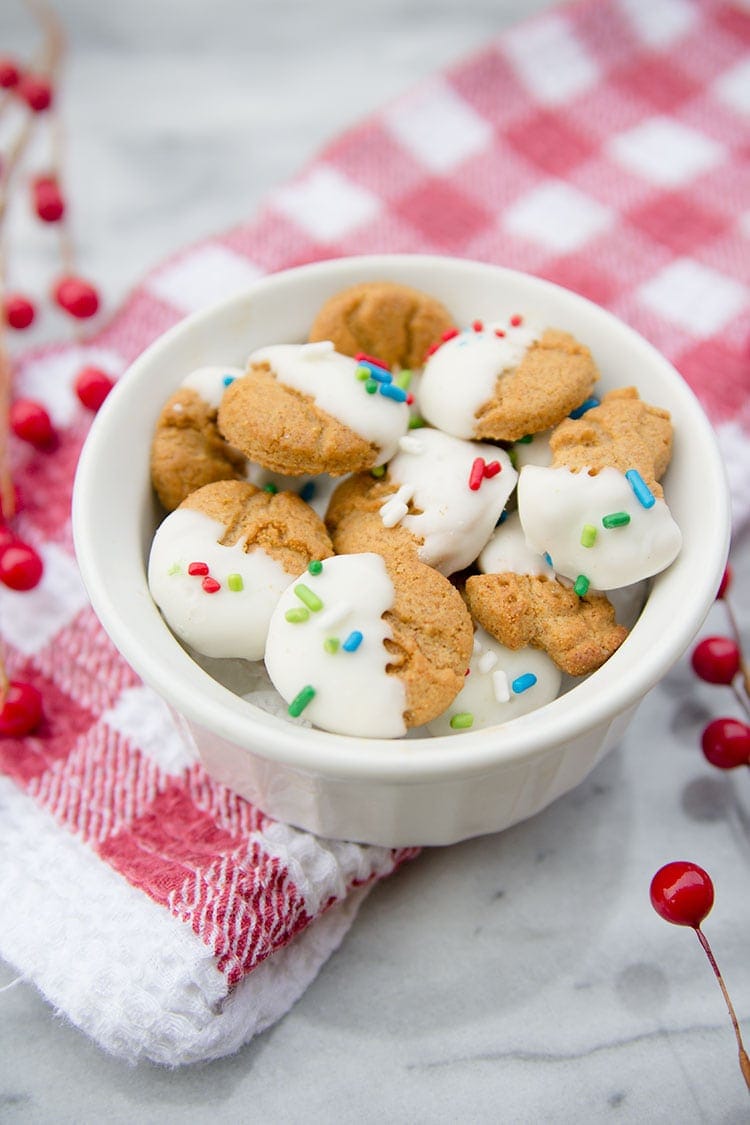 White chocolate covered grahams - a fun, kid-friendly treat for Christmas!