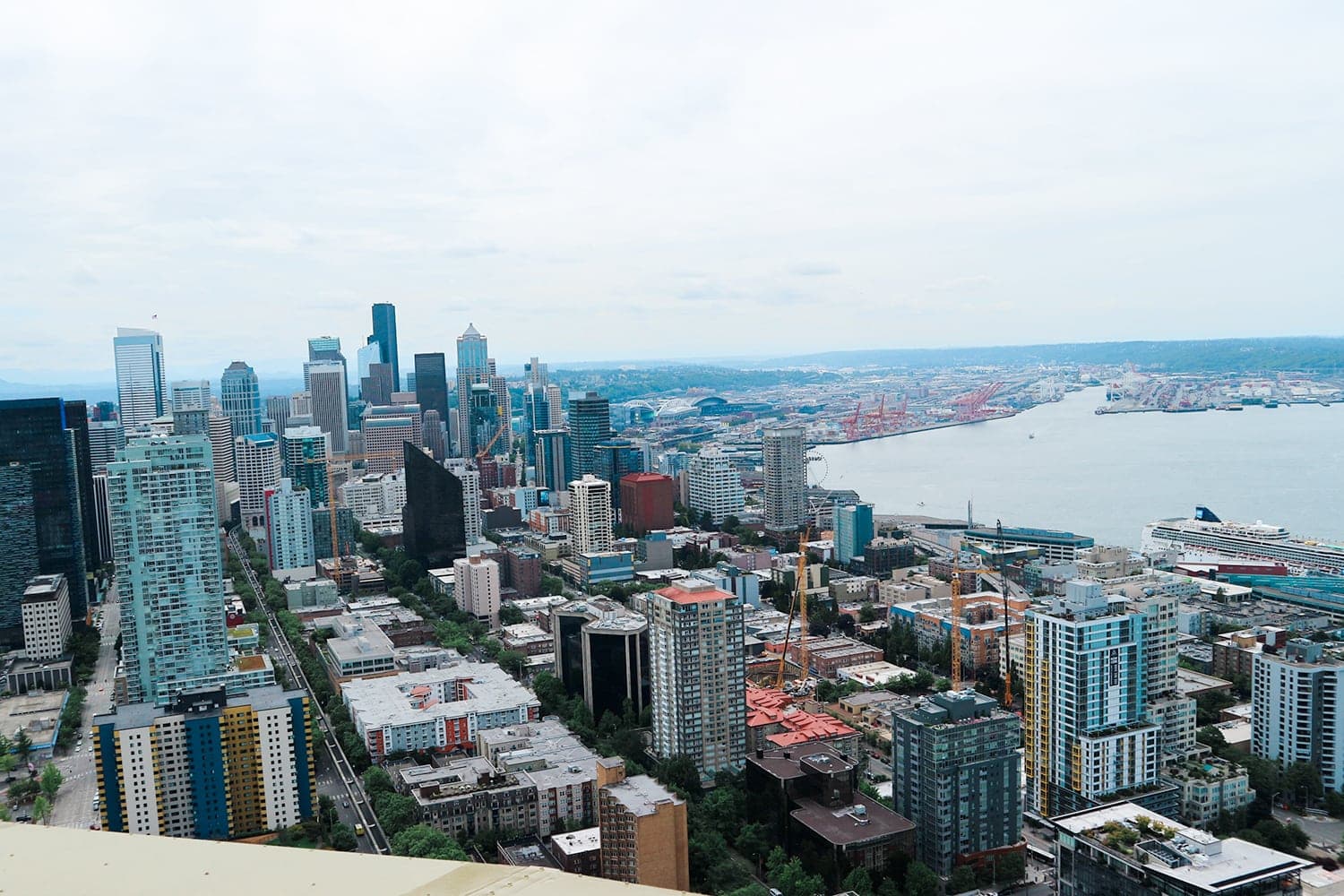 Seattle Travel Guide: Seattle with Kids by popular lifestyle blogger Meg O. on the Go