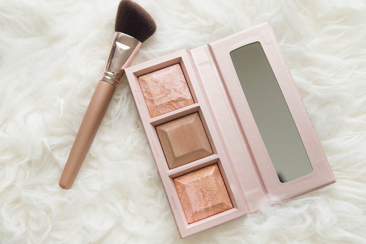 Houston beauty blogger Meg O. on the Go shares the best of bare minerals makeup - Crystalline Glow bronzer and highlighter palette