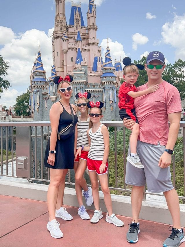 summer-disney-world-outfit-classic-mickey-and-minnie